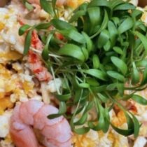 Pasta garnalen (grijse en roze, rivierkreeftjes) zoet-pittige cocktailsaus